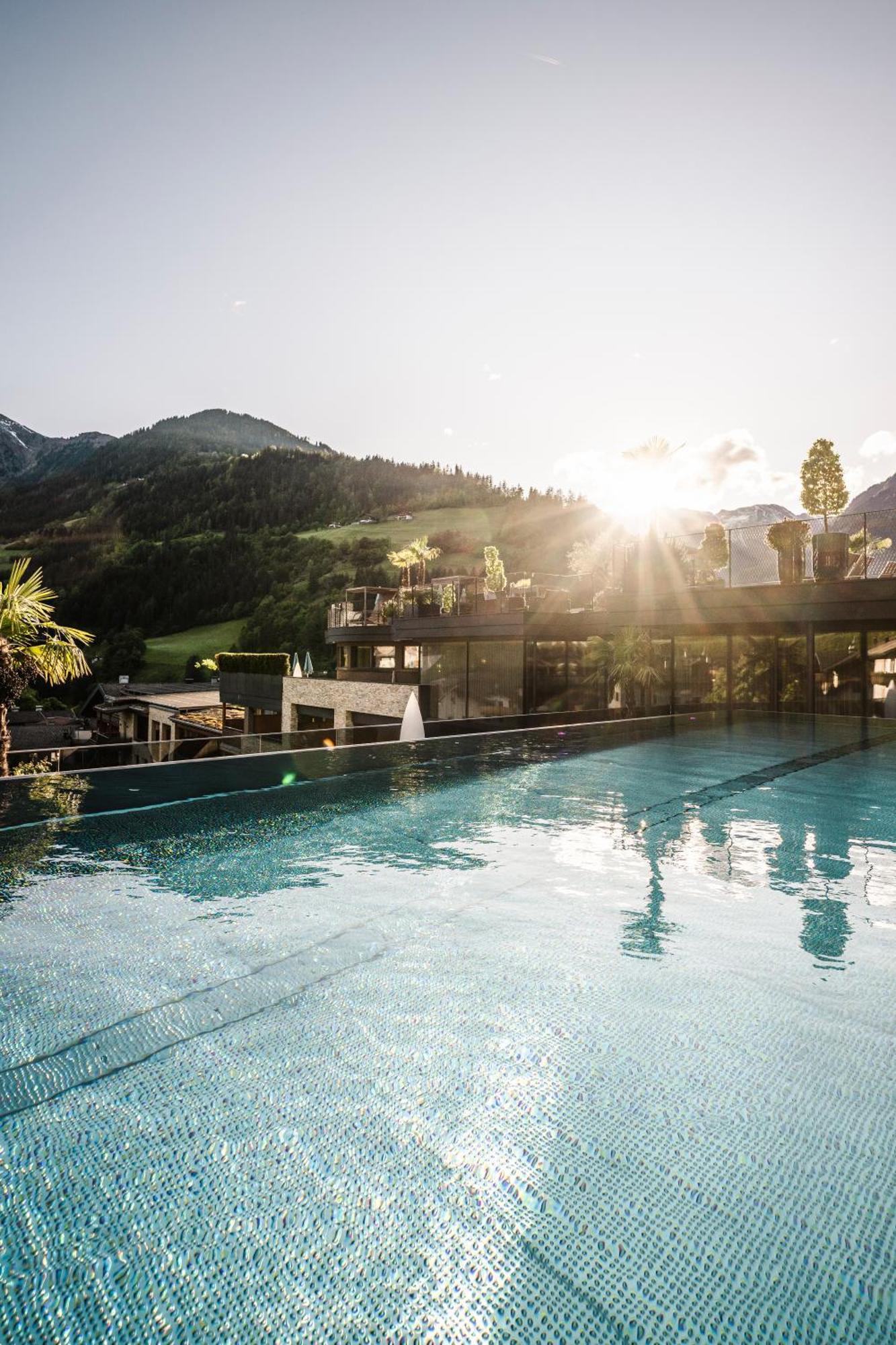 Stroblhof Active Family Spa Resort San Leonardo in Passiria Esterno foto