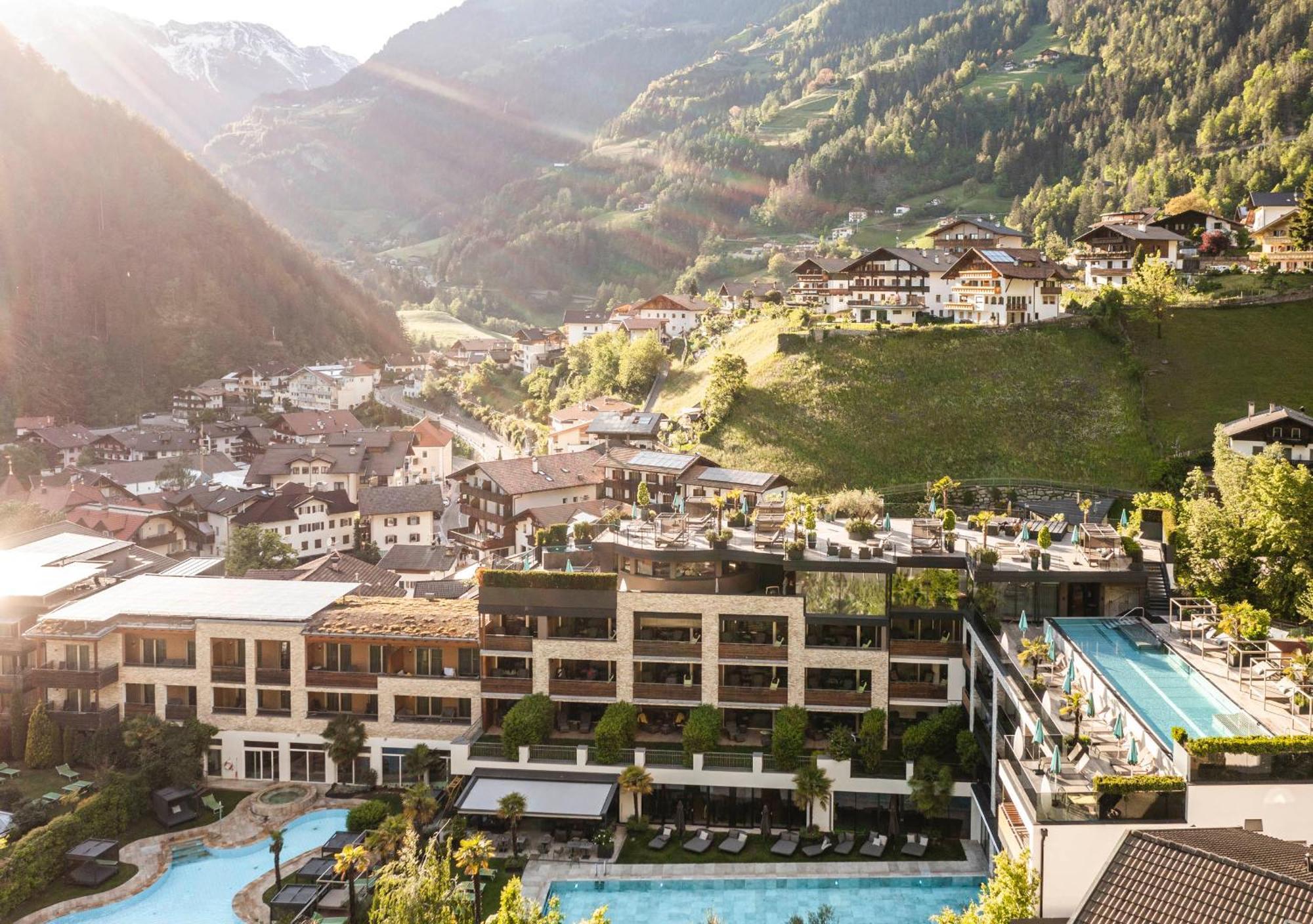 Stroblhof Active Family Spa Resort San Leonardo in Passiria Esterno foto