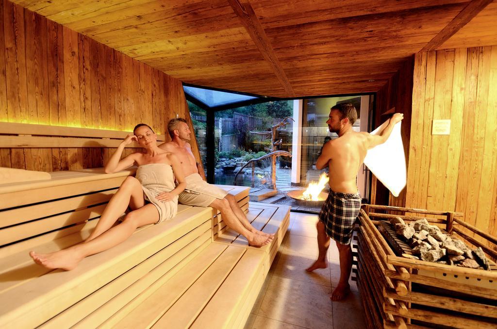 Stroblhof Active Family Spa Resort San Leonardo in Passiria Esterno foto
