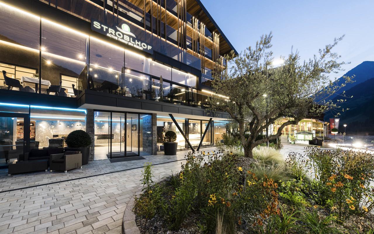 Stroblhof Active Family Spa Resort San Leonardo in Passiria Esterno foto