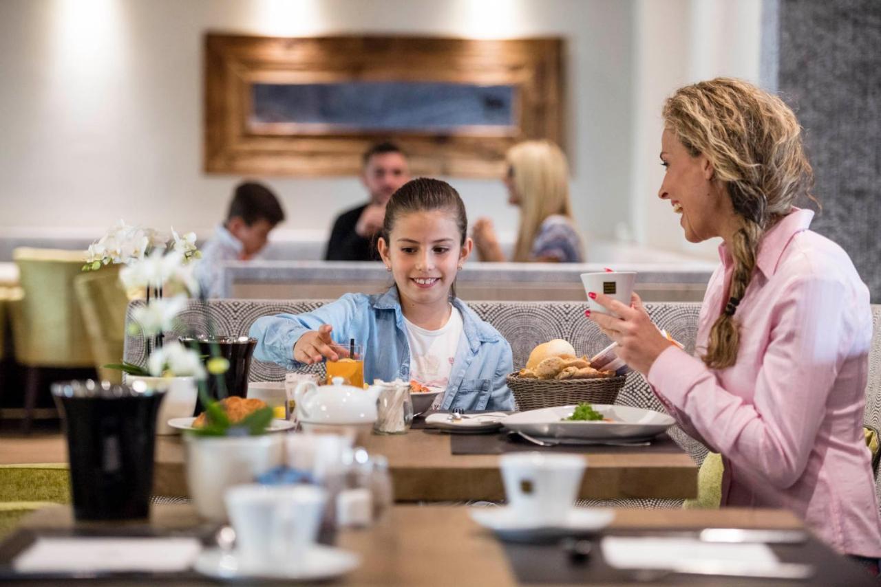Stroblhof Active Family Spa Resort San Leonardo in Passiria Esterno foto